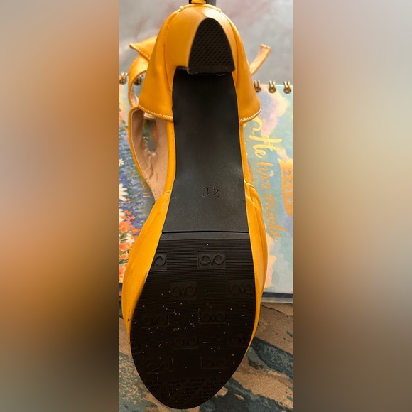 Size is actually 9 1/2 or 10   Lib Fish Mouth Platforms Cuban Heels - Picture 4 of 4